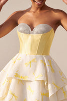 Laden Sie das Bild in den Galerie-Viewer, Gelbes A-Linie Korsett Sweetheart Bedrucktes High-Low Kurzes Abendkleid mit Strasssteinen