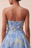 Laden Sie das Bild in den Galerie-Viewer, Graublaues Trägerloses A-Linie Kurzes Abendkleid mit 3D-Blumen