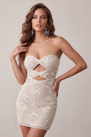Laden Sie das Bild in den Galerie-Viewer, Elfenbeinfarbenes Bodycon-Cut-out, trägerloses kurzes Homecoming-Kleid mit Pailletten