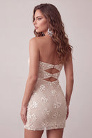 Laden Sie das Bild in den Galerie-Viewer, Elfenbeinfarbenes Bodycon-Cut-out, trägerloses kurzes Homecoming-Kleid mit Pailletten
