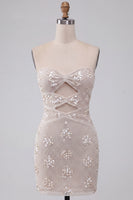 Laden Sie das Bild in den Galerie-Viewer, Elfenbeinfarbenes Bodycon-Cut-out, trägerloses kurzes Homecoming-Kleid mit Pailletten