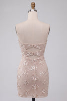 Laden Sie das Bild in den Galerie-Viewer, Elfenbeinfarbenes Bodycon-Cut-out, trägerloses kurzes Homecoming-Kleid mit Pailletten