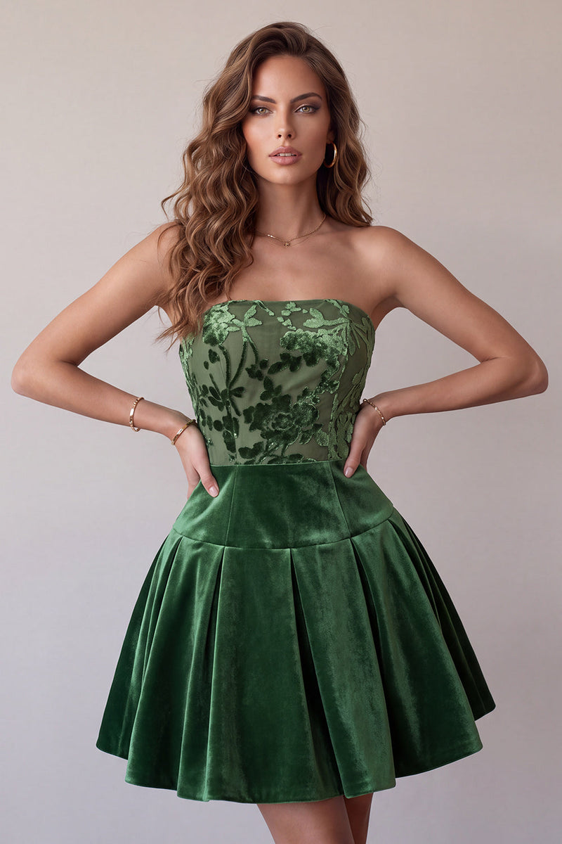 Laden Sie das Bild in den Galerie-Viewer, Dunkelgrünes Trägerloses A-Linie Samt Kurzes Abendkleid mit Rüschen