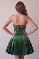 Laden Sie das Bild in den Galerie-Viewer, Dunkelgrünes Trägerloses A-Linie Samt Kurzes Abendkleid mit Rüschen