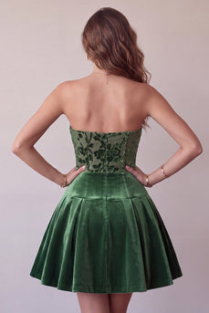 Dunkelgrünes Trägerloses A-Linie Samt Kurzes Abendkleid mit Rüschen