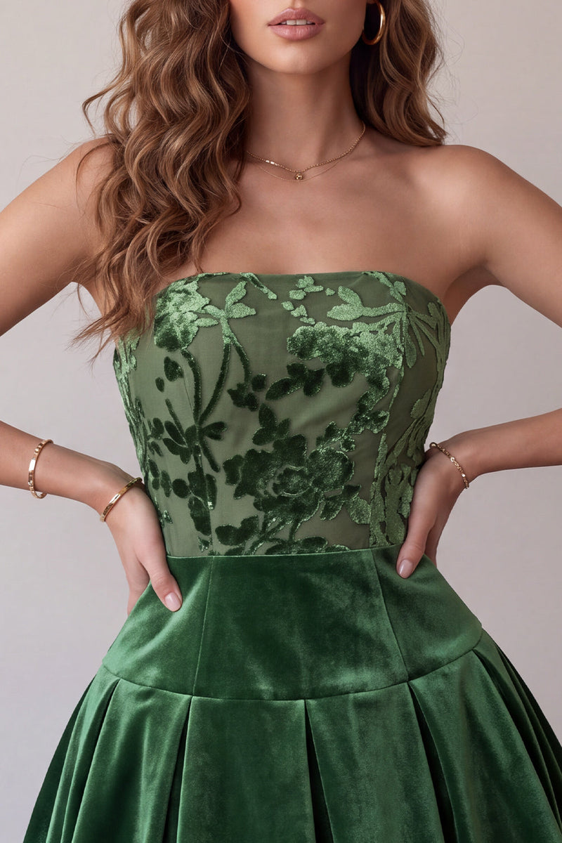 Laden Sie das Bild in den Galerie-Viewer, Dunkelgrünes Trägerloses A-Linie Samt Kurzes Abendkleid mit Rüschen