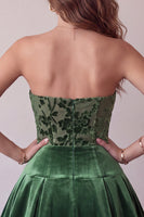 Laden Sie das Bild in den Galerie-Viewer, Dunkelgrünes Trägerloses A-Linie Samt Kurzes Abendkleid mit Rüschen