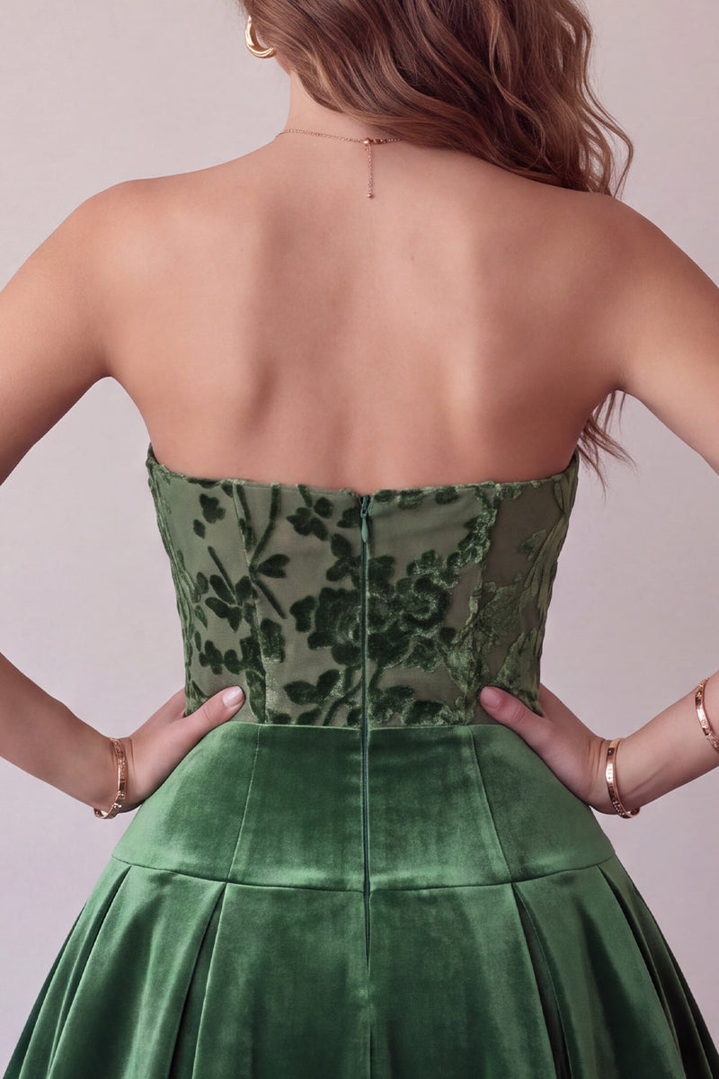 Laden Sie das Bild in den Galerie-Viewer, Dunkelgrünes Trägerloses A-Linie Samt Kurzes Abendkleid mit Rüschen