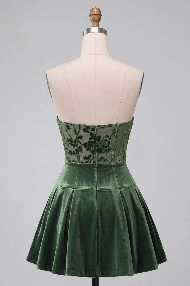 Laden Sie das Bild in den Galerie-Viewer, Dunkelgrünes Trägerloses A-Linie Samt Kurzes Abendkleid mit Rüschen