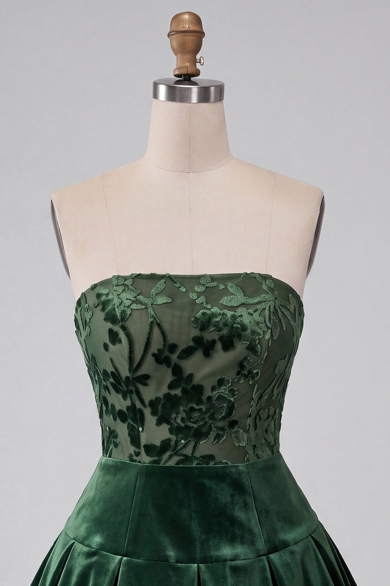 Laden Sie das Bild in den Galerie-Viewer, Dunkelgrünes Trägerloses A-Linie Samt Kurzes Abendkleid mit Rüschen