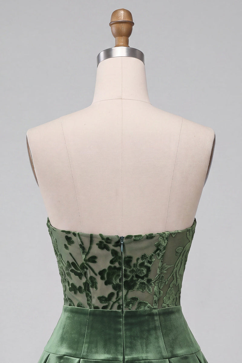 Laden Sie das Bild in den Galerie-Viewer, Dunkelgrünes Trägerloses A-Linie Samt Kurzes Abendkleid mit Rüschen