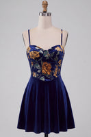 Laden Sie das Bild in den Galerie-Viewer, Marineblaues A-Linie Samt Korsett Blumenmuster Kurzes Abendkleid
