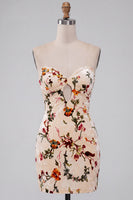 Laden Sie das Bild in den Galerie-Viewer, Champagner Floral Bodycon Samt Trägerloses Bedrucktes Kurzes Abendkleid mit Schlüsselloch