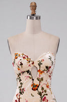 Laden Sie das Bild in den Galerie-Viewer, Champagner Floral Bodycon Samt Trägerloses Bedrucktes Kurzes Abendkleid mit Schlüsselloch