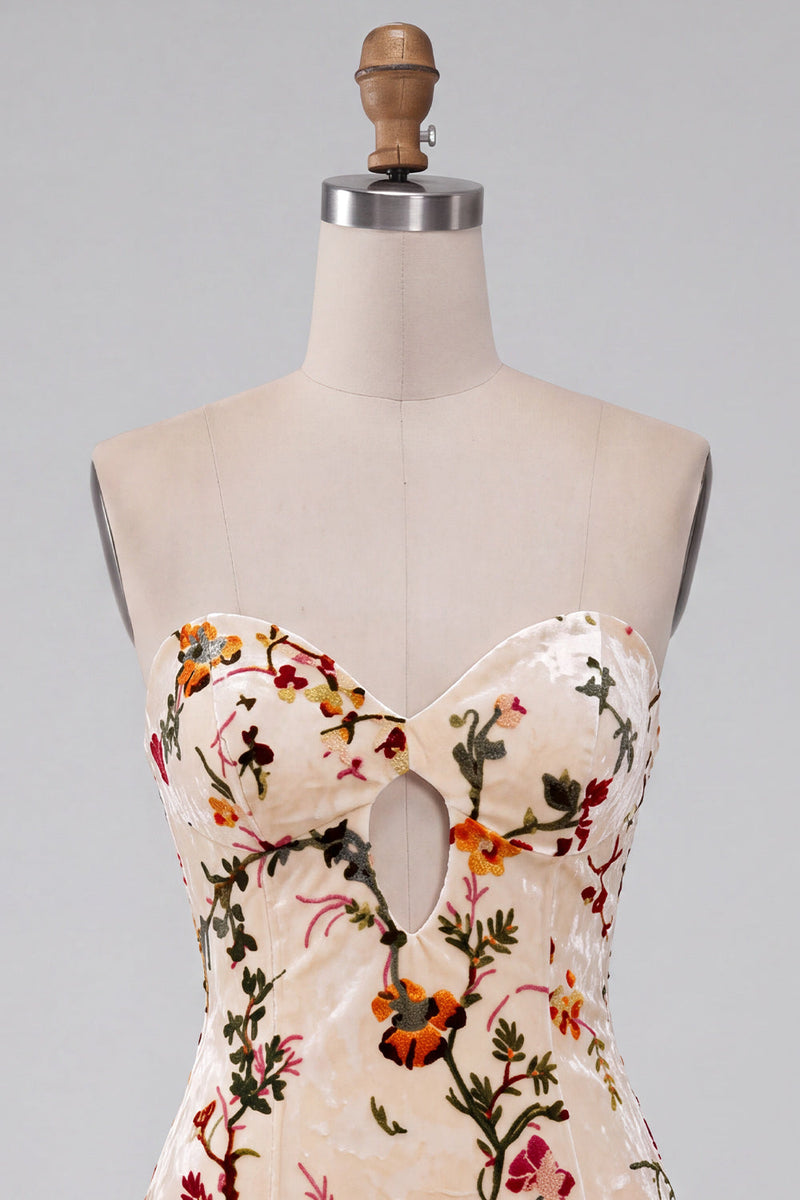 Laden Sie das Bild in den Galerie-Viewer, Champagner Floral Bodycon Samt Trägerloses Bedrucktes Kurzes Abendkleid mit Schlüsselloch