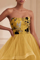 Laden Sie das Bild in den Galerie-Viewer, Ingwergelbe, trägerloses A-Line-Muster, lange formelle Kleid mit gestuftem Print