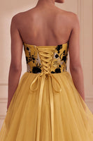 Laden Sie das Bild in den Galerie-Viewer, Ingwergelbe, trägerloses A-Line-Muster, lange formelle Kleid mit gestuftem Print