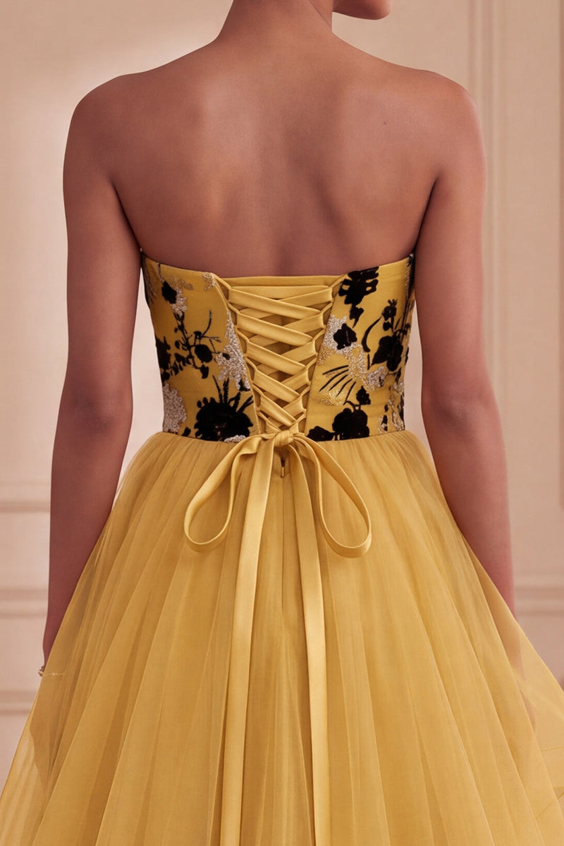 Laden Sie das Bild in den Galerie-Viewer, Ingwergelbe, trägerloses A-Line-Muster, lange formelle Kleid mit gestuftem Print