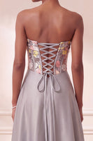 Laden Sie das Bild in den Galerie-Viewer, Graues Korsett, trägerloses Satin, gerubbeltes Pailletten, langes festliches Kleid mit Taschen