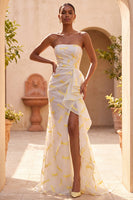 Laden Sie das Bild in den Galerie-Viewer, Trägerloses, elfenbeinfarbenes Meerjungfrauenkleid mit Rüschen, gerafftem Schlitz und langem Festkleid mit Sweep-Schleppe
