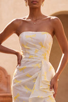 Laden Sie das Bild in den Galerie-Viewer, Trägerloses, elfenbeinfarbenes Meerjungfrauenkleid mit Rüschen, gerafftem Schlitz und langem Festkleid mit Sweep-Schleppe