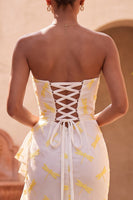 Laden Sie das Bild in den Galerie-Viewer, Trägerloses, elfenbeinfarbenes Meerjungfrauenkleid mit Rüschen, gerafftem Schlitz und langem Festkleid mit Sweep-Schleppe