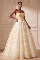 Laden Sie das Bild in den Galerie-Viewer, Elfenbeinfarbenes Ballgewand, trägerloses Organza gerafftes langes Festkleid