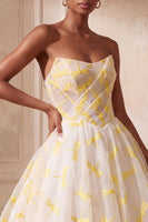 Laden Sie das Bild in den Galerie-Viewer, Elfenbeinfarbenes Ballgewand, trägerloses Organza gerafftes langes Festkleid