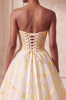 Laden Sie das Bild in den Galerie-Viewer, Elfenbeinfarbenes Ballgewand, trägerloses Organza gerafftes langes Festkleid