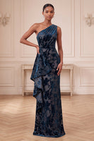 Laden Sie das Bild in den Galerie-Viewer, Marineblaue Scheide, einschulteriges, samtgerafftes langes festliches Kleid mit Rüschen