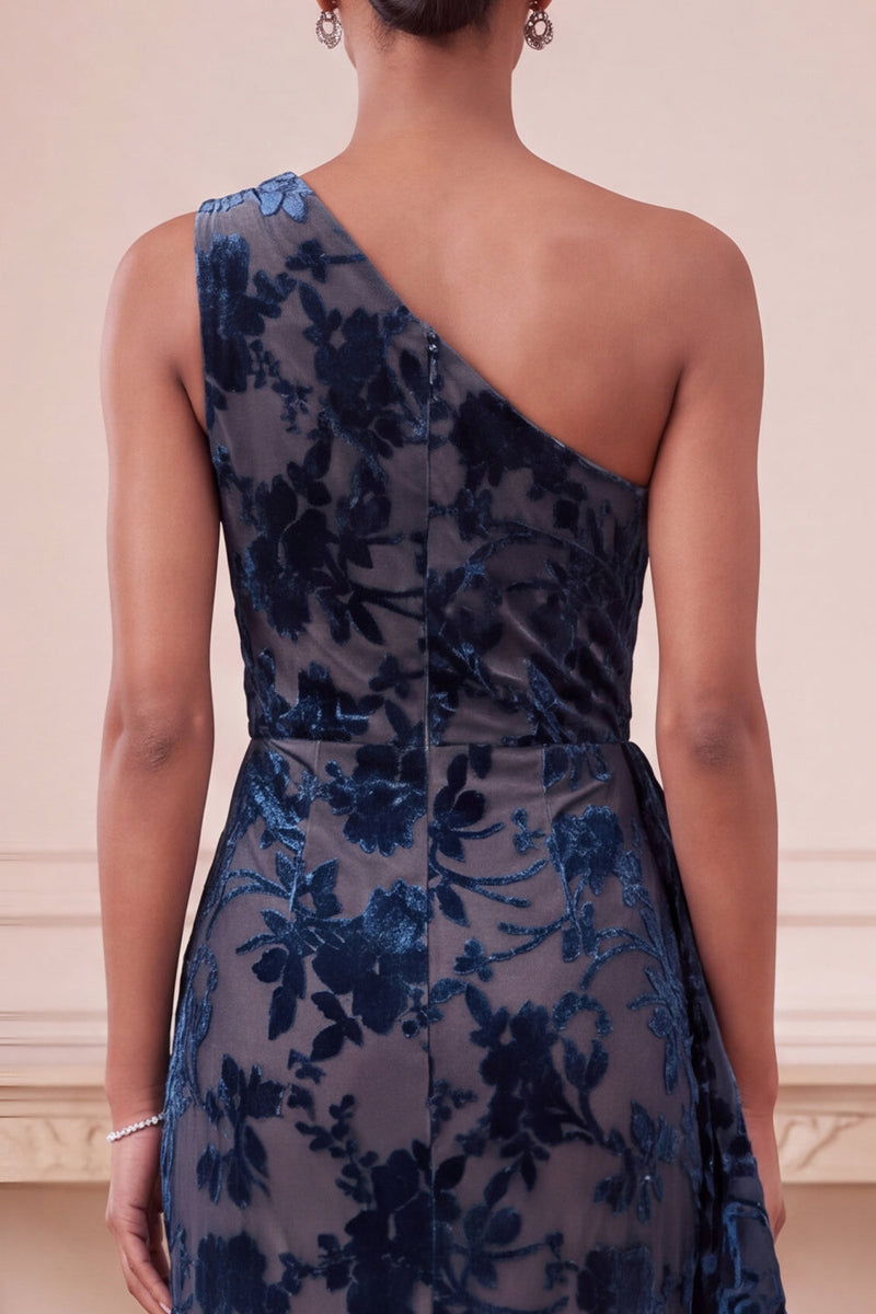 Laden Sie das Bild in den Galerie-Viewer, Marineblaue Scheide, einschulteriges, samtgerafftes langes festliches Kleid mit Rüschen
