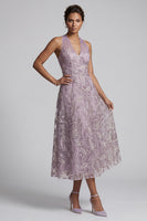 Laden Sie das Bild in den Galerie-Viewer, Flieder A-Linie Halter Besticktes Midi Mutter der Braut Kleid