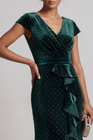 Laden Sie das Bild in den Galerie-Viewer, Dunkelgrünes Mützenärmel Perlen Asymmetrisches Meerjungfrauen Mutter der Braut Kleid mit Rüschenschlitz