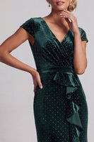 Laden Sie das Bild in den Galerie-Viewer, Dunkelgrünes Mützenärmel Perlen Asymmetrisches Meerjungfrauen Mutter der Braut Kleid mit Rüschenschlitz