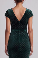Laden Sie das Bild in den Galerie-Viewer, Dunkelgrünes Mützenärmel Perlen Asymmetrisches Meerjungfrauen Mutter der Braut Kleid mit Rüschenschlitz