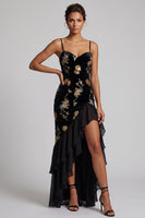 Laden Sie das Bild in den Galerie-Viewer, Schwarzes Samt Blumenstickerei Pailletten Asymmetrische A-Linie Mutter der Braut Kleid mit Rüschenschlitz