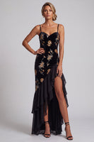 Laden Sie das Bild in den Galerie-Viewer, Schwarzes Samt Blumenstickerei Pailletten Asymmetrische A-Linie Mutter der Braut Kleid mit Rüschenschlitz