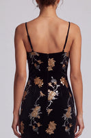 Laden Sie das Bild in den Galerie-Viewer, Schwarzes Samt Blumenstickerei Pailletten Asymmetrische A-Linie Mutter der Braut Kleid mit Rüschenschlitz