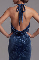 Laden Sie das Bild in den Galerie-Viewer, Dunkelblaues Samt Neckholderhals Gerafftes Scheiden Jacquard Langes Mutter der Braut Kleid mit seitlichem Schlitz
