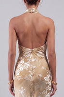 Laden Sie das Bild in den Galerie-Viewer, Champagner Samt Neckholder Blumen Jacquard Scheide Langes Mutter der Braut Kleid mit Schärpe