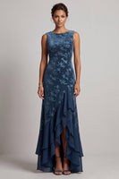 Laden Sie das Bild in den Galerie-Viewer, Dunkelblaues Bateau-Ausschnitt Samt Jacquard Asymmetrisches Mutter der Braut Kleid mit Rüschenschlitz