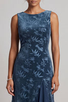 Laden Sie das Bild in den Galerie-Viewer, Dunkelblaues Bateau-Ausschnitt Samt Jacquard Asymmetrisches Mutter der Braut Kleid mit Rüschenschlitz