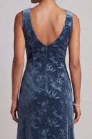 Laden Sie das Bild in den Galerie-Viewer, Dunkelblaues Bateau-Ausschnitt Samt Jacquard Asymmetrisches Mutter der Braut Kleid mit Rüschenschlitz