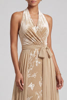Laden Sie das Bild in den Galerie-Viewer, Champagner Samt Neckholder Gerafftes Jacquard Langes Mutter der Braut Kleid mit Schärpe