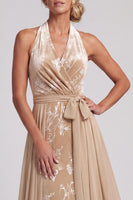 Laden Sie das Bild in den Galerie-Viewer, Champagner Samt Neckholder Gerafftes Jacquard Langes Mutter der Braut Kleid mit Schärpe