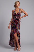 Laden Sie das Bild in den Galerie-Viewer, Schwarzes Samt Blumen Neckholder Hoch niedrig Asymmetrisch A-Linie Mutter der Braut Kleid mit Schlitz