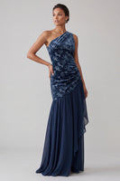 Laden Sie das Bild in den Galerie-Viewer, Marineblaues Samt Einschulter Asymmetrisches Chiffon Meerjungfrau Zerrafftes Mutter der Braut Kleid