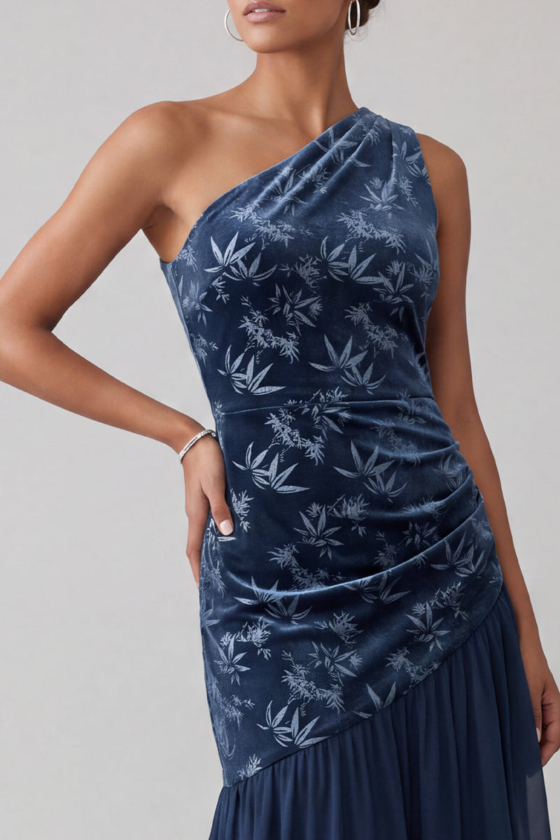 Laden Sie das Bild in den Galerie-Viewer, Marineblaues Samt Einschulter Asymmetrisches Chiffon Meerjungfrau Zerrafftes Mutter der Braut Kleid