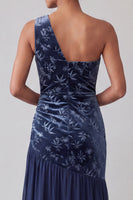 Laden Sie das Bild in den Galerie-Viewer, Marineblaues Samt Einschulter Asymmetrisches Chiffon Meerjungfrau Zerrafftes Mutter der Braut Kleid