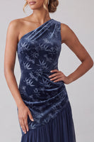 Laden Sie das Bild in den Galerie-Viewer, Marineblaues Samt Einschulter Asymmetrisches Chiffon Meerjungfrau Zerrafftes Mutter der Braut Kleid